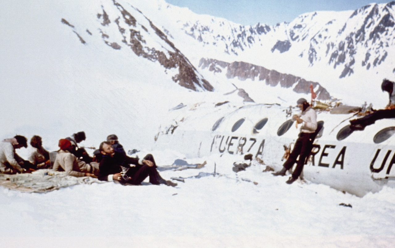 tras-el-terrible-impacto-el-avion-se-partio-en-dos-y-los-supervivientes-tuvieron-que-sufrir-temperaturas-extremas_d4a86c3b_230905080559_1280x804